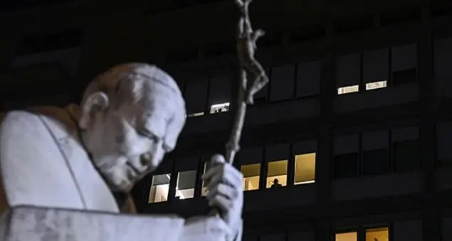 La fragilità e la fede di un papa anziano, l’affetto di un popolo