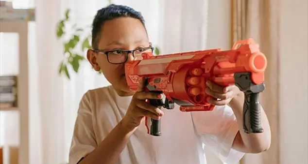 «Regalare un blaster a dardi di gomma può far innamorare mio figlio delle armi?»
