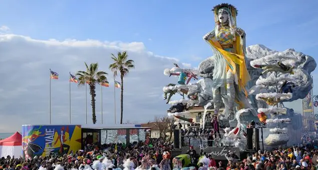 Tra satira politica (di ritorno) e distopie, il Carnevale di Viareggio e l'arte di non prendersi troppo sul serio