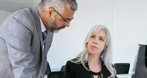 «Mia figlia che lascia il primo posto di lavoro per un capo ufficio che fa allusioni sessuali»