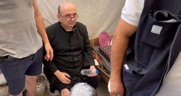 Chi è padre Romanelli, il parroco di Gaza ferito nel raid israeliano