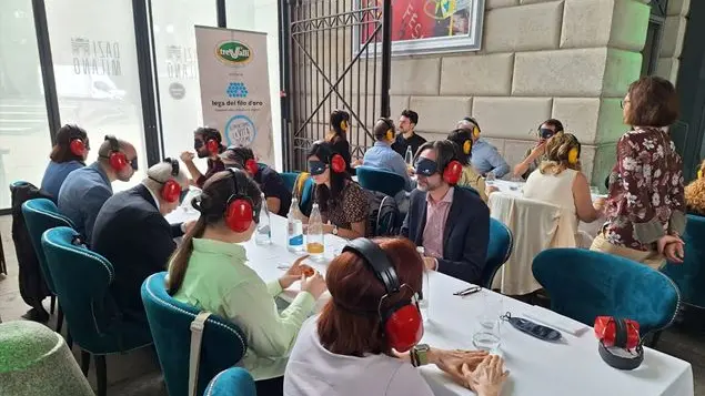 Una degustazione \"al buio\" per celebrare la collaborazione tra TreValli e la Lega del Filo d'Oro