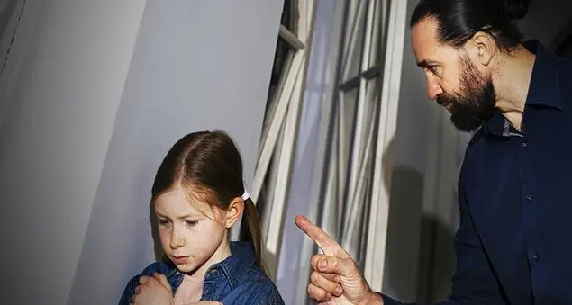 La gelida severità di mio marito: ferisce le mie figlie e mi allontanerà da lui