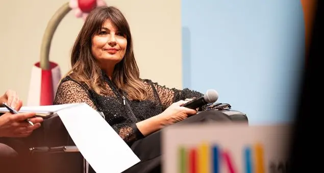 La scrittrice Valérie Perrin: \"Porto sempre al collo l'immagine della Madonna. Abbiamo bisogno di fede e di speranza\"
