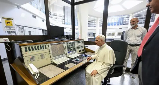 Il Papa \"festeggia\" 43 anni di sacerdozio visitando il centro della Radio Vaticana