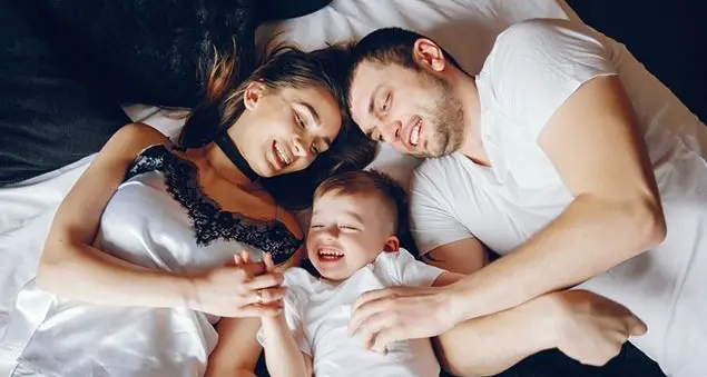 «Il bimbo dorme tra noi, e io marito che fine faccio?»