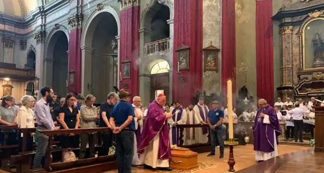 «Cosa ci dice la morte di don Matteo?». E il vescovo lascia la parola a una ragazza dell'oratorio