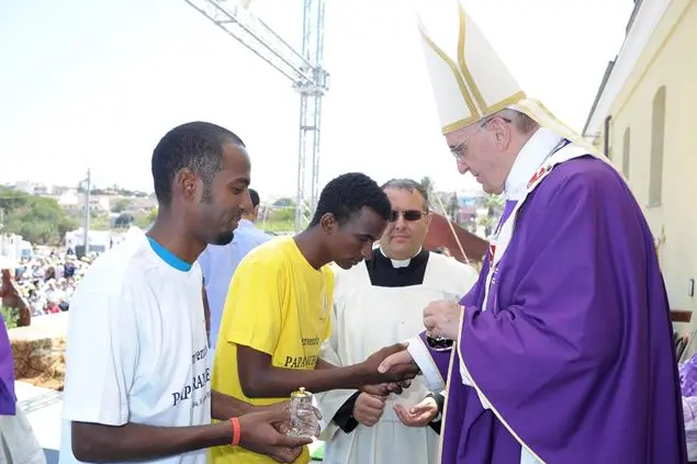 Francesco a Lampedusa nel luglio 2013, primo viaggio del suo pontificato