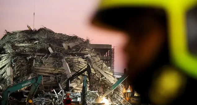 Il regime militare del Myanmar, finora isolato, chiede aiuto al mondo e bombarda i ribelli tra le macerie