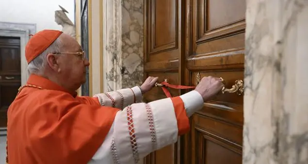 Dai sigilli all'anello al Portone di Bronzo, i simboli e i riti della Sede Vacante