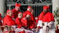 Perché i cardinali vestono di rosso? Storia e simbologia di un colore impegnativo