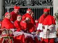 Perché i cardinali vestono di rosso? Storia e simbologia di un colore impegnativo
