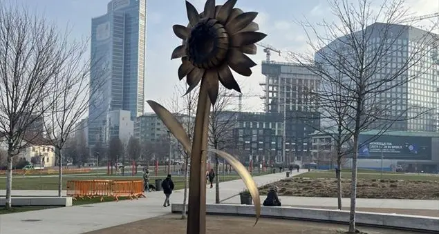 A Milano un girasole di speranza per i tre anni della guerra in Ucraina