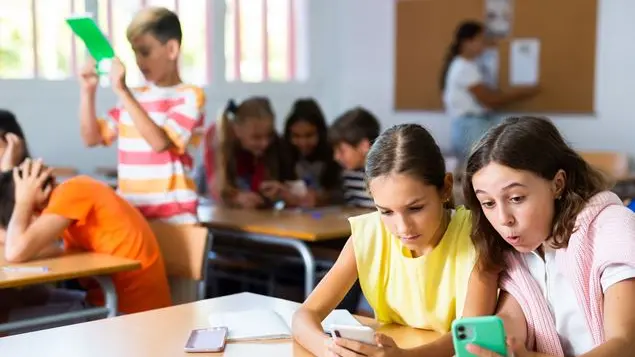 Vietare gli smartphone a scuola? È il miglior provvedimento per gli adolescenti del terzo millennio
