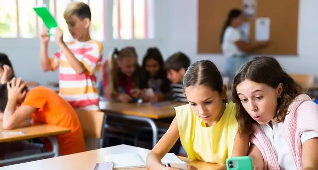 Vietare gli smartphone a scuola? È il miglior provvedimento per gli adolescenti del terzo millennio