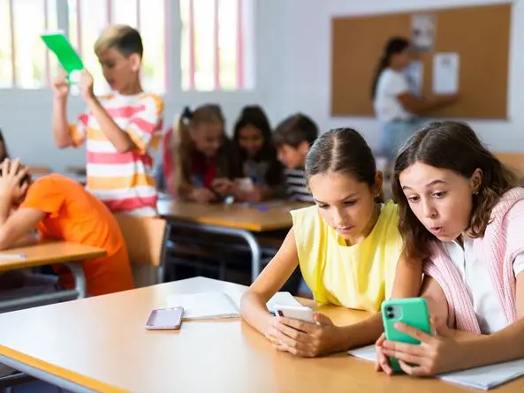 Vietare gli smartphone a scuola? È il miglior provvedimento per gli adolescenti del terzo millennio