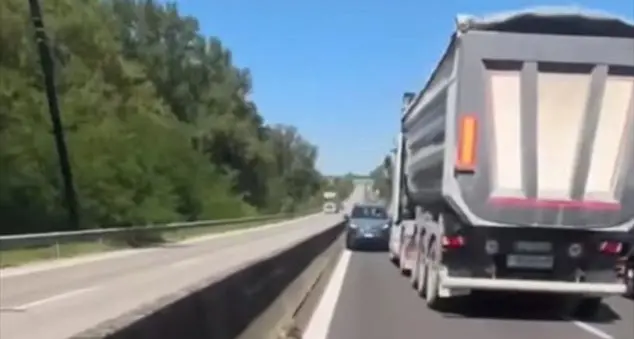 Il camionista che ha fermato l’anziano in contromano: «Non sono un eroe»