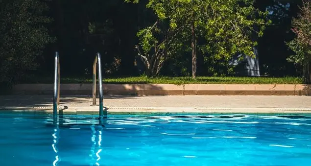 Tragedie in piscina: «Mai perdere di vista i bambini e insegnate loro a nuotare il prima possibile»