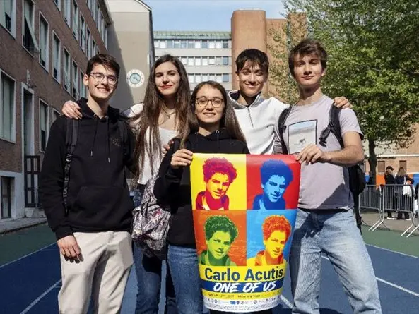 Carlo Acutis visto dai ragazzi: «Uno di noi e un esempio di come vivere la fede tutti i giorni»