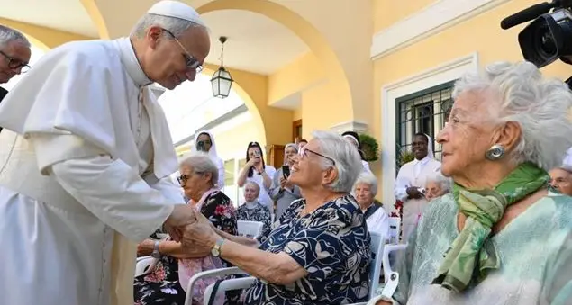 Il Papa in visita agli anziani della casa di risposo Santa Marta: «Voi siete segni di speranza»
