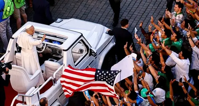 Il Papa a sorpresa tra i giovani: «Vogliamo la pace nel mondo»