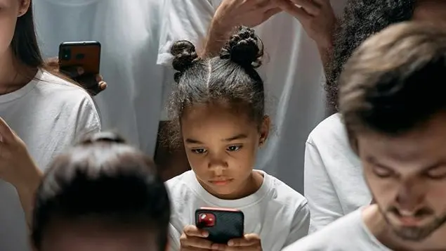 «Se mio figlio è l’unico senza smartphone come comunica con i compagni?»