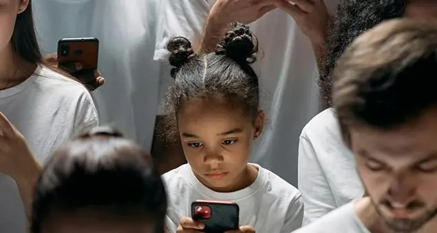 «Se mio figlio è l’unico senza smartphone come comunica con i compagni?»