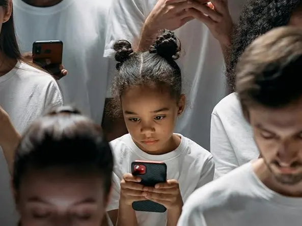 «Se mio figlio è l’unico senza smartphone come comunica con i compagni?»