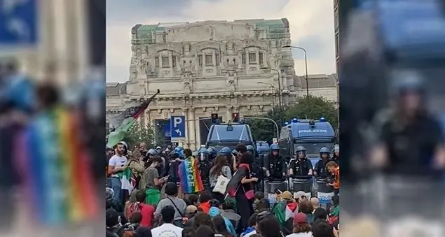 Quello che i media non raccontano: il gesto pacifista dei manifestanti