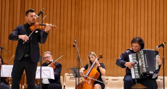 Fisarmonica e violino, il \"Padre nostro\" in lingua romanì per papa Leone