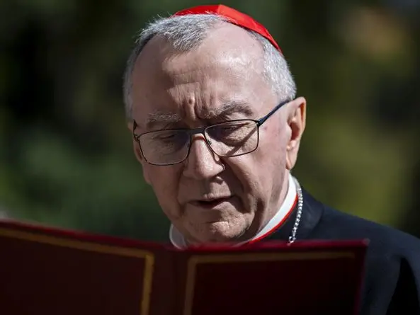 Il cardinale Parolin risponde a Roccella: «Ad Auschwitz non si va in gita, si va per fare memoria»