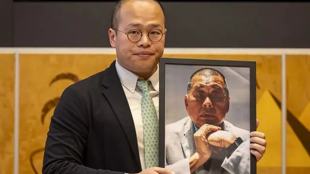 «Mio padre ha scelto Dio e la libertà». Sébastien Lai racconta Jimmy, il magnate cattolico di Hong Kong in carcere per la democrazia