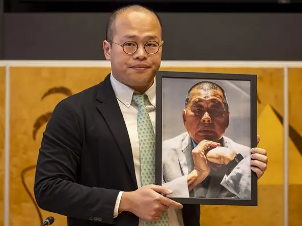 «Mio padre ha scelto Dio e la libertà». Sébastien Lai racconta Jimmy, il magnate cattolico di Hong Kong in carcere per la democrazia