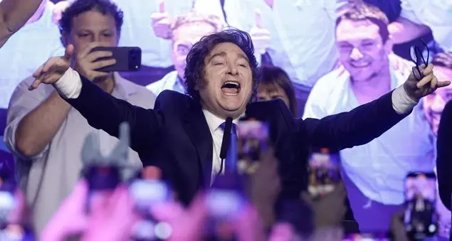 Elezioni in Argentina, il trionfo inaspettato dell'ultraliberista Milei
