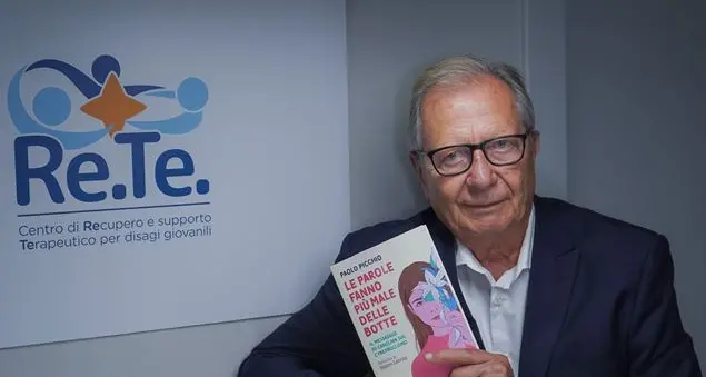\"Le parole fanno più male delle botte\": il libro di Paolo Picchio, papà di Carolina