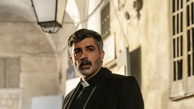 Chi è Carmine Recano, l'attore che interpreta il parrocco in \"Noi del Rione sanità\"