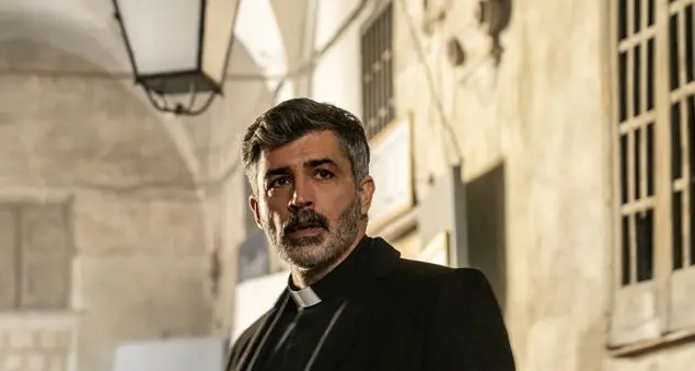 Chi è Carmine Recano, l'attore che interpreta il parrocco in \"Noi del Rione sanità\"