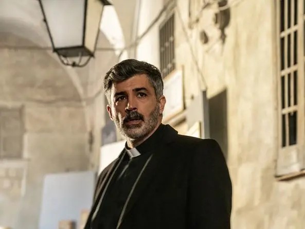 Chi è Carmine Recano, l'attore che interpreta il parrocco in \"Noi del Rione sanità\"