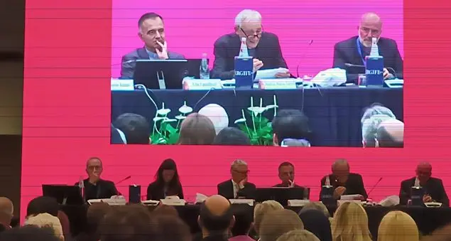 Il Sinodo dice sì all'accoglienza di persone Lgbt e divorziati, no a banche armate