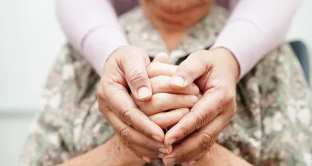 473 miliardi: il valore del lavoro di cura invisibile che sostiene l'Italia