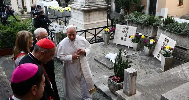 «Il ricordo dei defunti è speranza: la morte è stata sconfitta, non è semplice ottimismo»