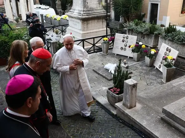 «Il ricordo dei defunti è speranza: la morte è stata sconfitta, non è semplice ottimismo»