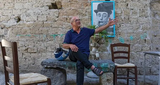 Chi è don Antonio Loffredo, il sacerdote che ha ispirato la serie \"Noi del Rione Sanità\"