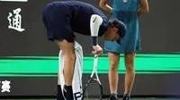Jannik Sinner, la racchetta come stampella. Se il tennis diventa una gara a chi resta in piedi