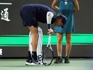 Jannik Sinner, la racchetta come stampella. Se il tennis diventa una gara a chi resta in piedi