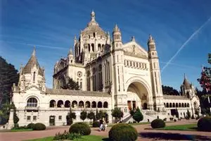 La basilica di Santa Teresa di Lisieux, in Normandia, dedicata alla santa carmelitana morta nel 1897 e canonizzata nel 1925 è meta ogni anno di migliaia di pellegrini