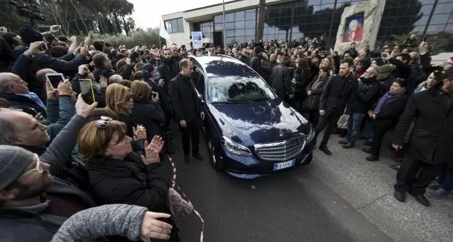 Funerale anche a Napoli: «Ma il rito delle esequie è uno solo»