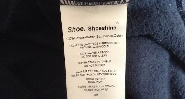 «La felpa falla lavare alla mamma, è il suo lavoro». Ed è polemica sull'etichetta sessista