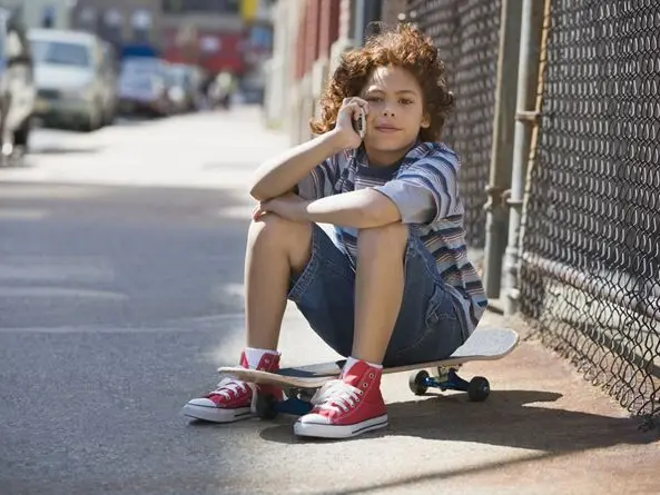 Pellai: «Non lasciamo i nostri figli soli con lo smartphone»