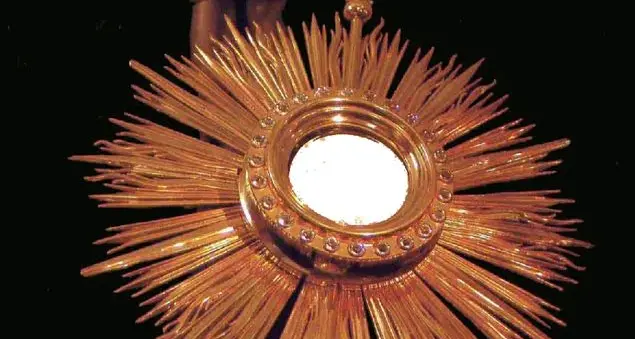 Sindone, in silenzio davanti al Santissimo